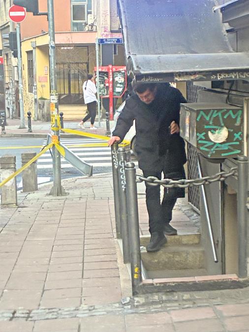 NAŠ PEVAČ STEKAO OGROMNU SLAVU, A SAD SE VOZI TRAMVAJEM PO BEOGRADU! Nije samo zarađivao od muzike, prodavao je i ešarpe u Knezu