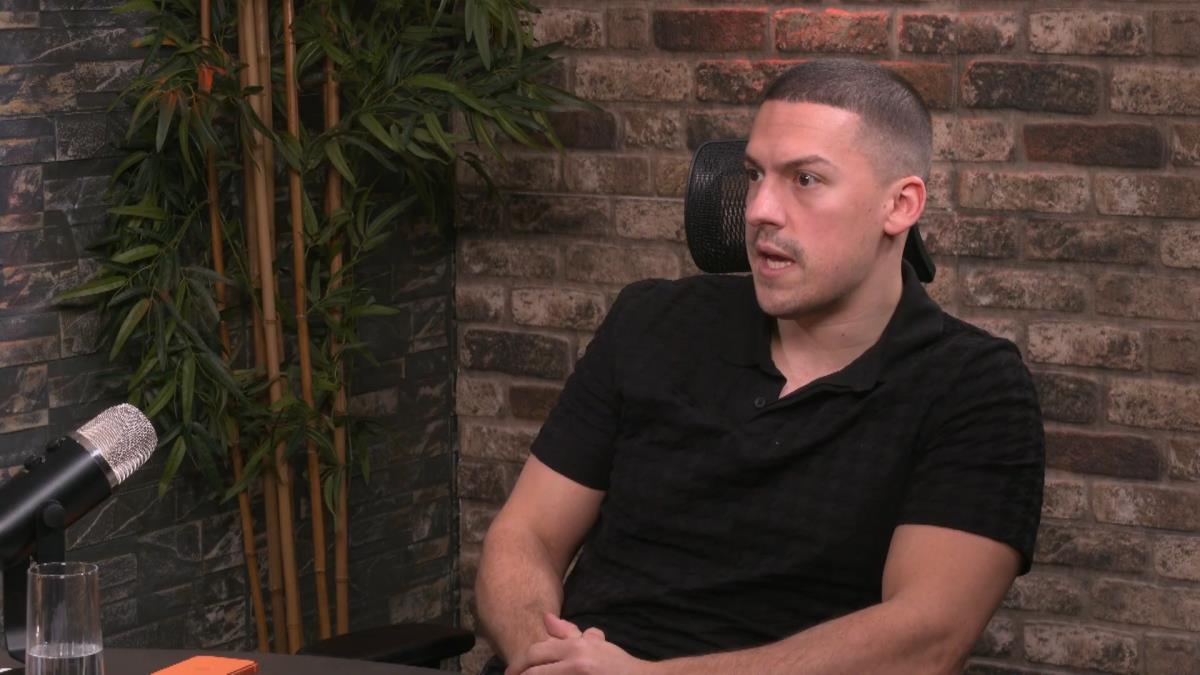 PREBILI GA I OSTAVILI PORED PUTA! Influenser se snimao ispred zapaljenog brabusa a sad dobio ozbiljne batine! Baka Prase se oglasio: "Nije vraćao dugove..."