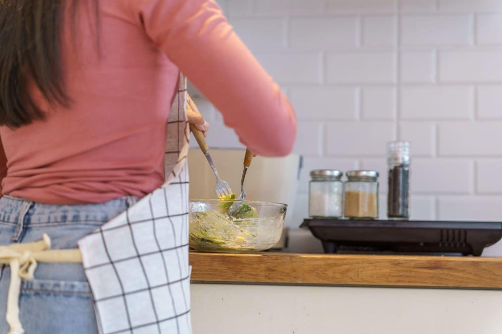 Trik koji koriste profesionalni kuvari: Rešite se mirisa kuvanja u stanu za 10 minuta, bez otvaranja prozora