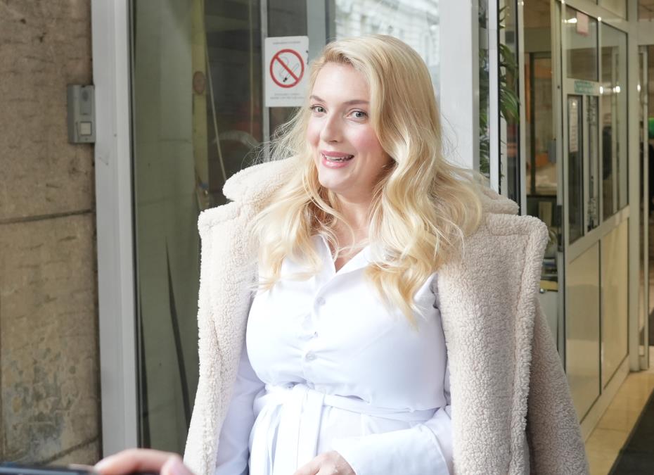 EVO KAKO NIKOLINA KOVAČ IZGLEDA NAKON POROĐAJA! Pevačica samo što je donela na svetu bebu, a već mami uzdahe (FOTO)