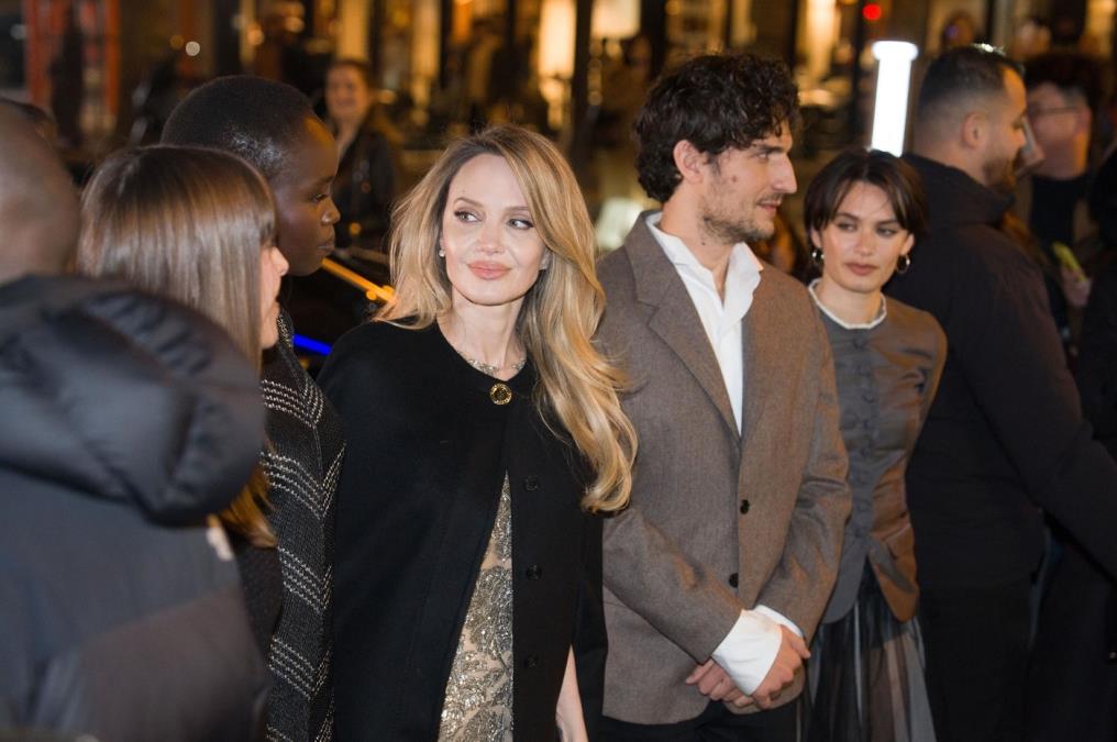 "Ovo je hitan slučaj, moramo da joj pomognemo" Anđelina Džoli došla s novim izabranikom pod ruku, a svi zabrinuti zbog njenog lica