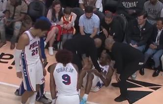 MUČNA SCENA NA PARKETU: NBA superstar doživeo povredu u poslednjim sekundama meča - previjao se od bolova! (VIDEO)