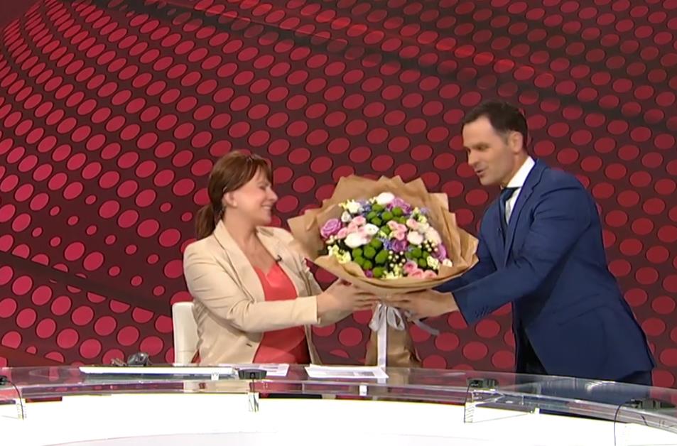 IZNENAĐENJE U PROGRAMU UŽIVO! Ministar Mali iznenadio i voditeljke i gledaoce, ovako čestitao Osmi mart damama u studiju (FOTO/VIDEO)