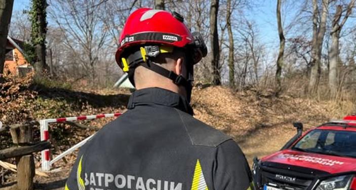 "HEROJI NEKAD NOSE KACIGU, UNIFORMU I VELIKO SRCE!" Vatrogasci došli po pozivu, zatekli nesvakidašnju scenu i još većeg MALOG heroja! (FOTO)