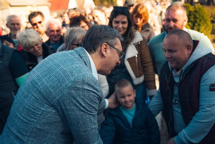 PORODICE SA MALIŠANIMA DOČEKALE VUČIĆA SA ODUŠEVLJENJEM Predsednik iz Crvenke poručio: "Sve što radimo, radimo zbog budućnosti naše dece" (FOTO)