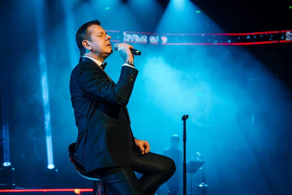 ZA TRI MESECA ČAK ČETIRI PUTA NAPUNIO ARENU: Vlado Georgiev od obožavateljke dobio nesvakidašnji poklon: Evo čime ga je iznenadila (FOTO/VIDEO)