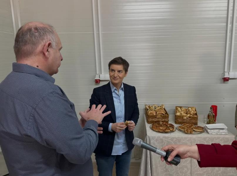 "SRBIJA MORA DA NASTAVI DA RADI, NIKAKO DA STOJI" Brnabić u porodičnoj pekari Maksimil u selu Đerac: Borimo se za našu zemlju! Lučani i Srbija su naša porodica