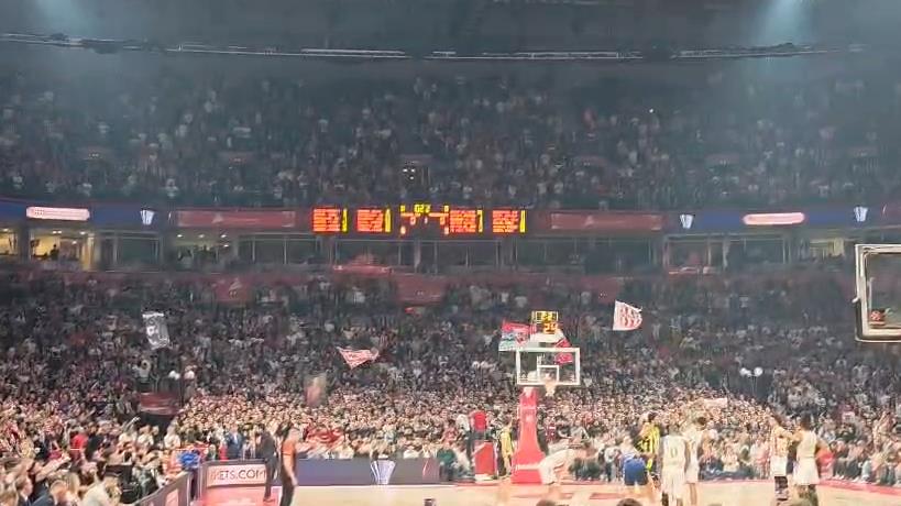 DELIJE NAPUNILE ARENU DO POSLEDNJEG MESTA: Navijači Zvezde igrač više protiv Fenerbahčea