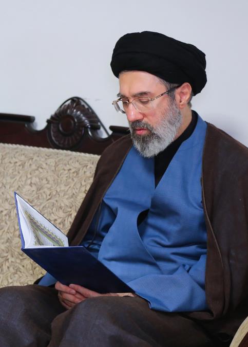 IRANSKI ZVANIČNIK OPISAO KAKO JE MODŽTABA PREŽIVEO NAPAD "Udar ga je, zapravo, odbacio unazad! Ranjeno koleno, leđa, ali sada je zdrav!" (VIDEO)
