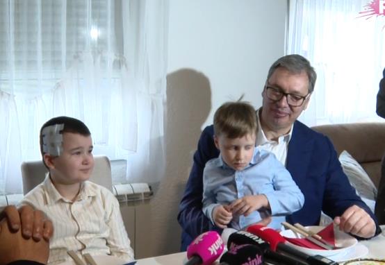 UŽIVO "SAMO SAM ZBOG TEBE DOŠAO" Vučića ugostila porodica Knežević u Bajinoj Bašti, predsednik poručio malom Andriji: Ti si mi najvažniji na svetu danas