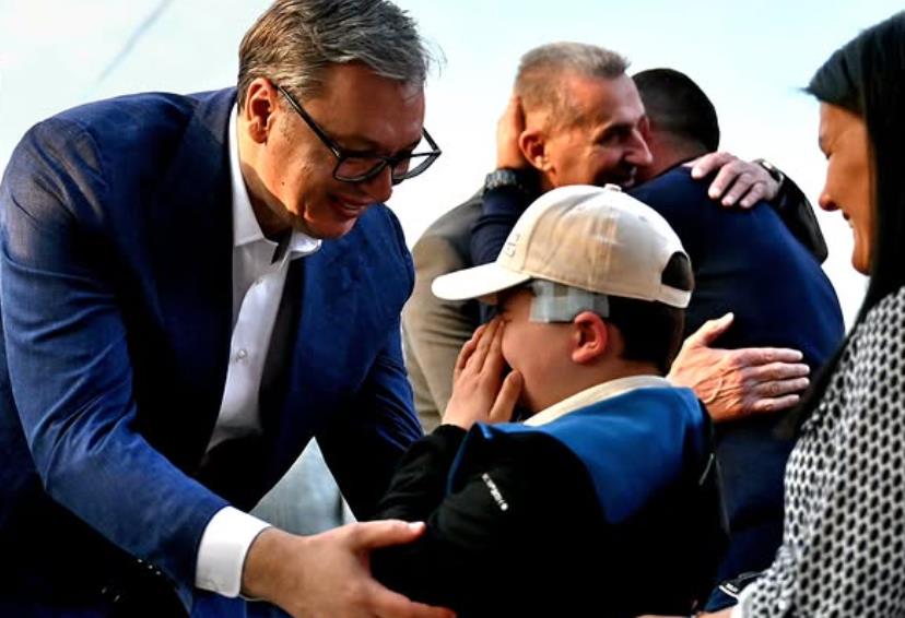 "TEŠKO SAM IZDRŽAO DA NE ZAPLAČEM" Vučić objavio fotografije sa Andrijom koji boluje od retke bolesti: Država je preuzela sve obaveze o njegovom lečenju FOTO
