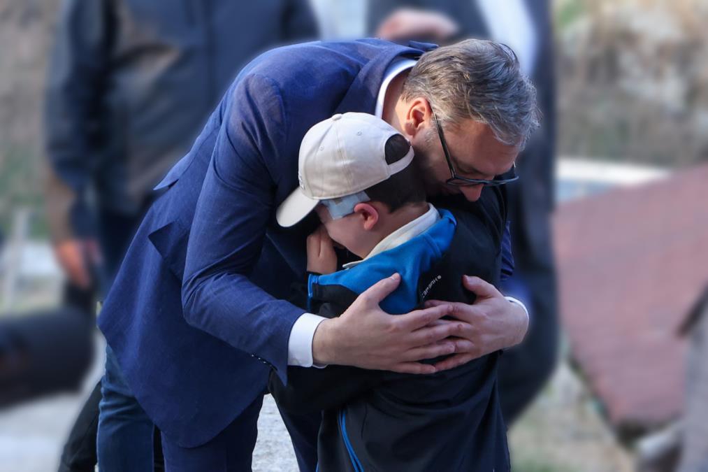 VUČIĆ JEDVA ZADRŽAO SUZE, POGLEDAJTE SUSRET KOJI JE RASPLAKAO SRBIJU! Država malom Andriji pružila šansu za ozdravljenje: "Ti si mi najvažniji danas" (VIDEO)