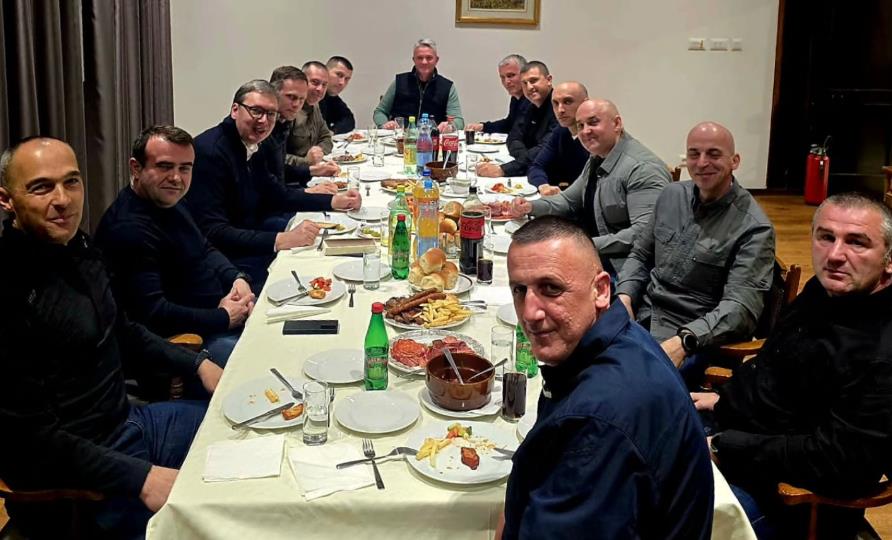 VUČIĆ NA VEČERI SA MOMCIMA IZ KOBRI Lepo je sesti sa ljudima koji su uvek uz mene, odgovorno i bez mnogo reči! Prilika da pričamo kao ljudi, opušteno i iskreno