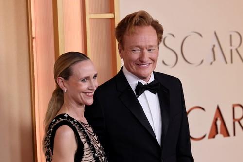 Voditelj 98. Oskara došao je u pratnji supruge: Konan O Brajen prodefilovao crvenim tepihom