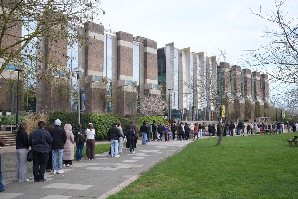 SMRTONOSNA BOLEST POHARALA KENTERBERI! Dvoje preminulo, HOROR scene ispred Univerziteta u Kentu: Sve podseća na pandemiju korona virusa (FOTO)