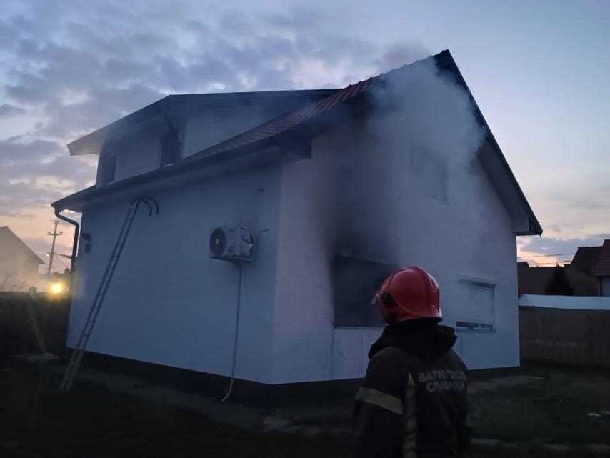 DRAMA NA ČUKARICI: Izbio požar na krovu kuće, vatrogasci spasili dvoje ljudi (FOTO)