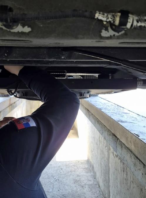 U KOMBIJU PREVOZIO LAMINAT, A U DVA TABUREA SAKRIO TOVAR VREDAN POLA MILIONA: Policija im sve trajno oduzela (foto)