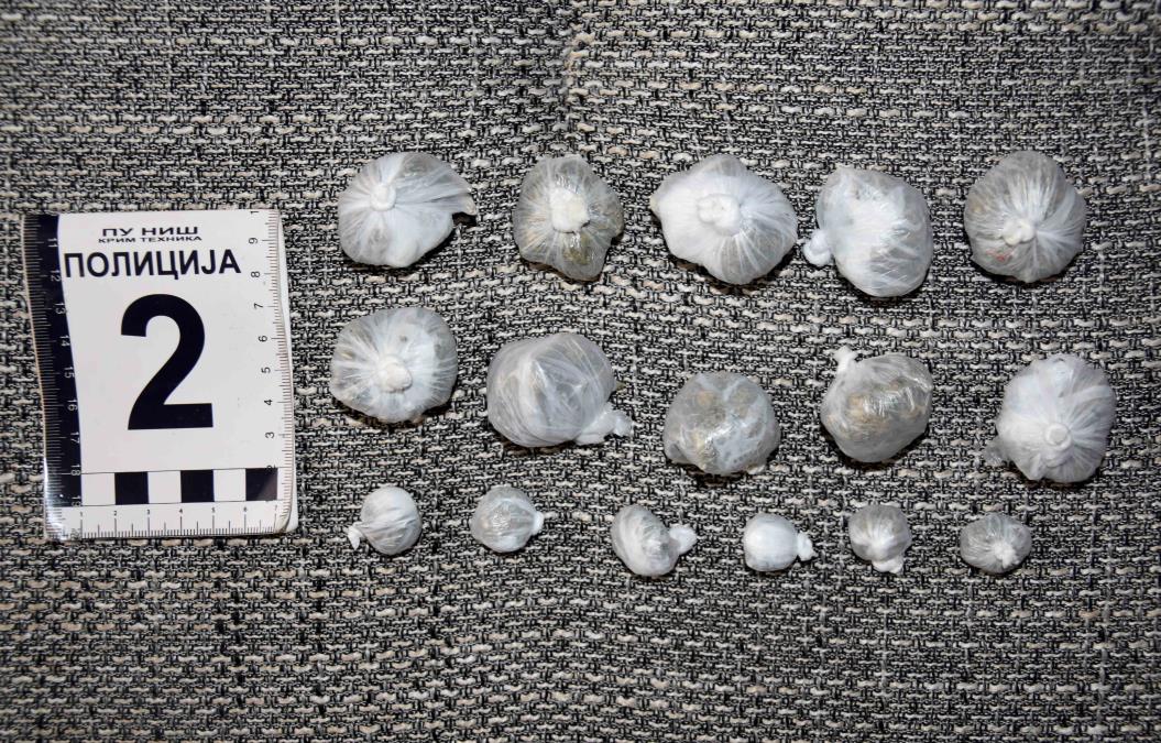 DILER (53) UHAPŠEN U NIŠU! Pronađeni paketići marihuane i kokaina tokom pretresa (foto)