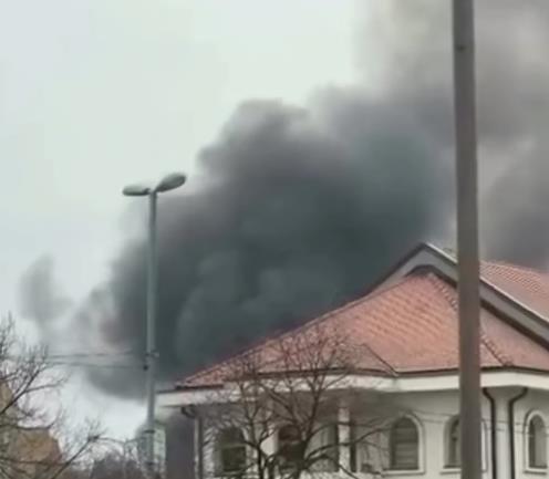 VELIKI POŽAR NA ČUKARICI: Vatra se brzo širi, buktinja je ogromna - dramatični prizori sa lica mesta!