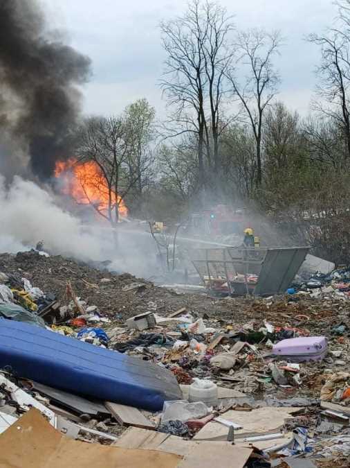 (FOTO) POZNATO ŠTA JE GORELO NA ČUKARIČKOJ PADINI! Vatra se brzo proširila, pa ZAHVATILA više objekata: Intervenisalo 13 vatrogasaca sa četiri vozila!