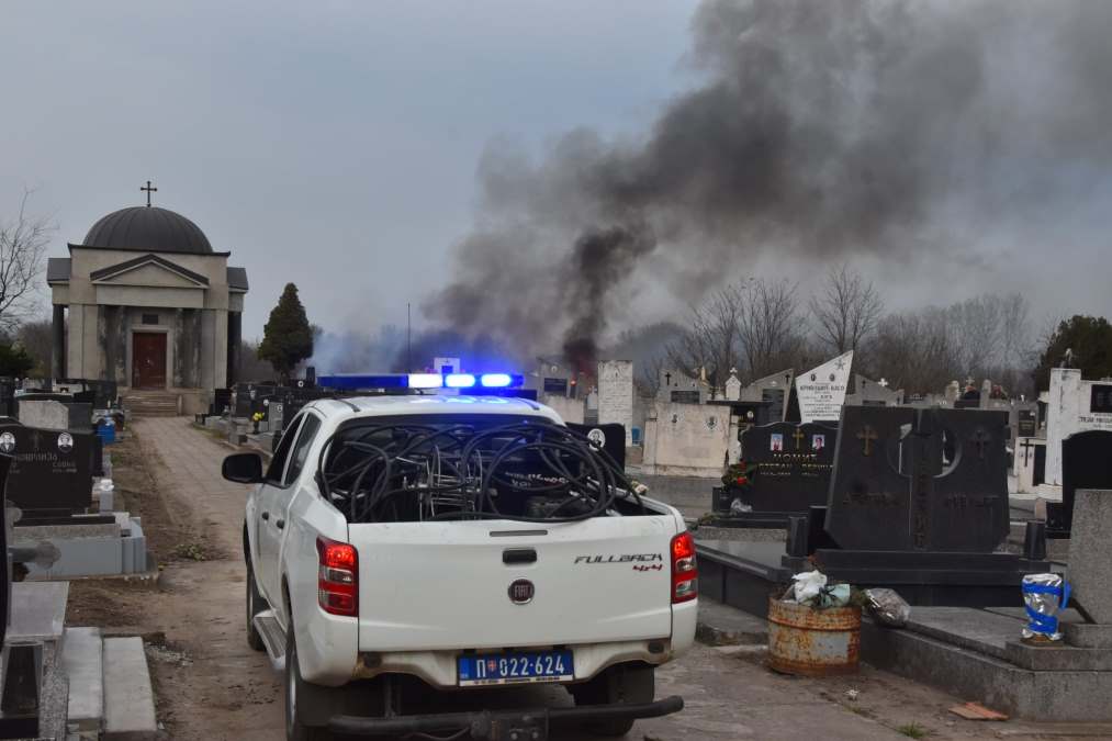 POŽAR GUTAO TRSKU I NISKO RASTINJE U KIKINDI: Vatrogasci branili groblje i kapelu od vatrene stihije (VIDEO)