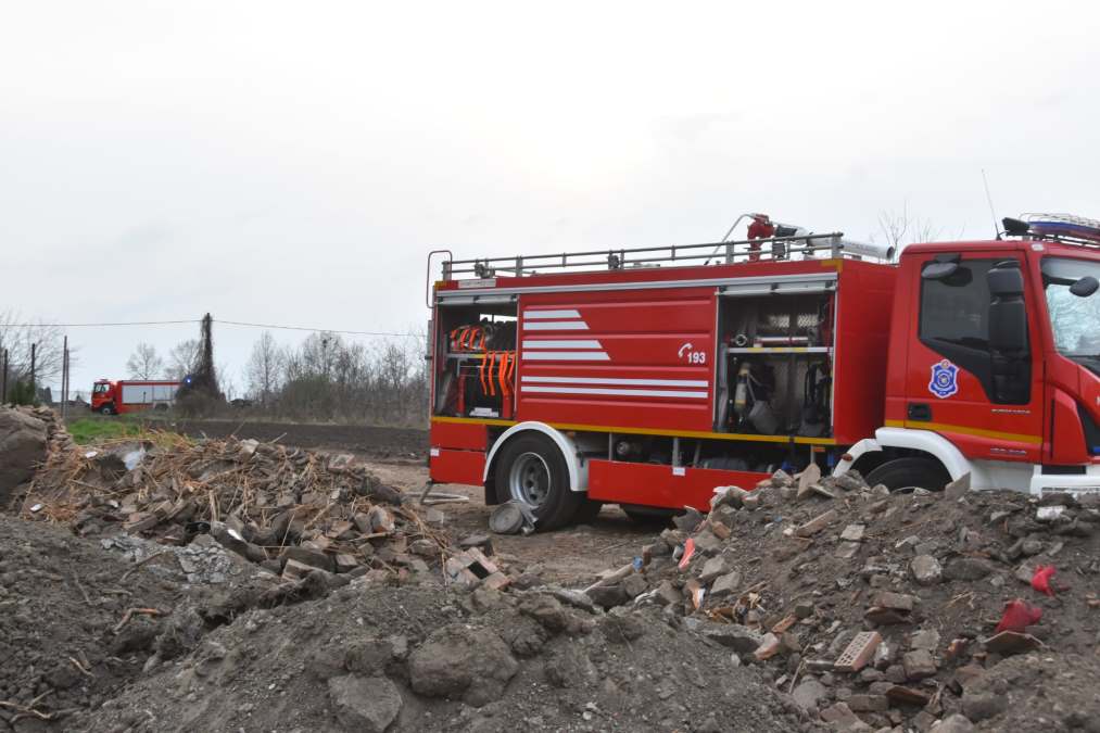 VATROGASCI SPREČILI TRAGEDIJU U BEČMENU: Vatra pretila da odnese čitavo domačinstvo i proguta sve životinje!