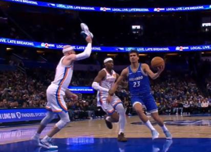 PATIKOM BLOKIRAO PROTIVNIKA! DA, DOBRO STE VIDELI - PATIKOM! Čovek koji je "pretukao" Jokića izveo šokantan potez na meču! Evo šta su sudije svirale! (VIDEO)