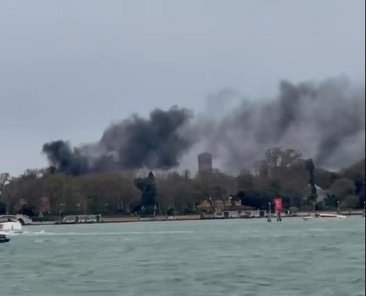 Požar na Venecijanskom bijenalu: Gori krov Srpskog paviljona, vatrogasci intervenisali više puta