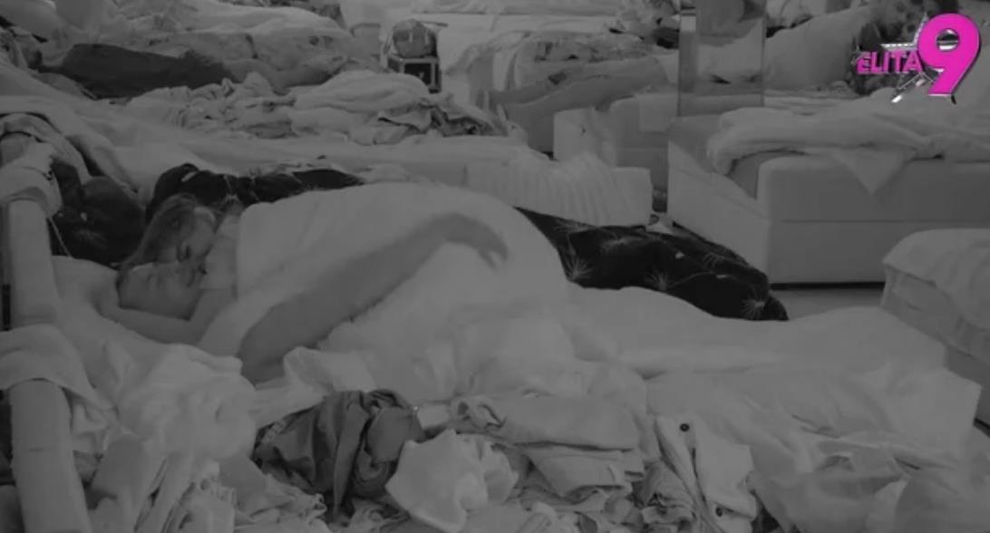 NAKON BRUTALNE AKCIJE MIKIJA DUDIĆA I SARE, OGLASILA SE NJENA MAJKA! Bili goli pred kamerama, uzdisali, cela soba ih gledala, a evo šta kaže mama Miroslava