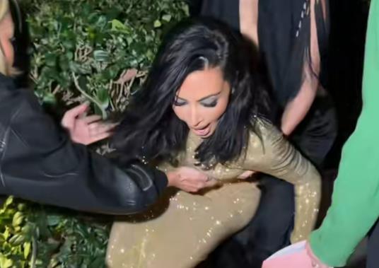 Kim Kardašijan se prosula za sve pare na Oskarima: Nosila štikle od 20 cm pa pala nasred ulice (VIDEO)