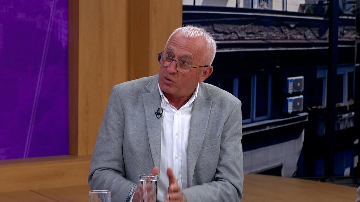 FOLK PEVAČ OBOŽAVA DA PIJE ŽIVA JAJA! Uživa na svom seoskom imanju, a evo kako izgleda dan Ere Ojdanića