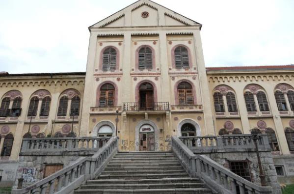 PREDSEDNIK VUČIĆ PRE PET DANA OBEĆAO, DANAS SE VEĆ ISPUNJAVA! Adrijana Mesarović potpisala ugovor za rekonstrukciju Starog zdanja u Aranđelovcu