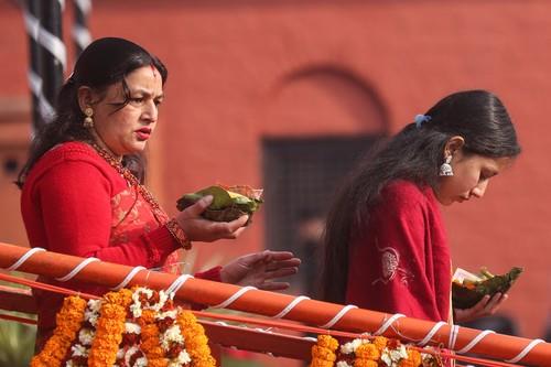 Sa terase gledaju tela svojih preminulih, ne sahranjuju ih: Ulivaju im vodu u usta, a onda...