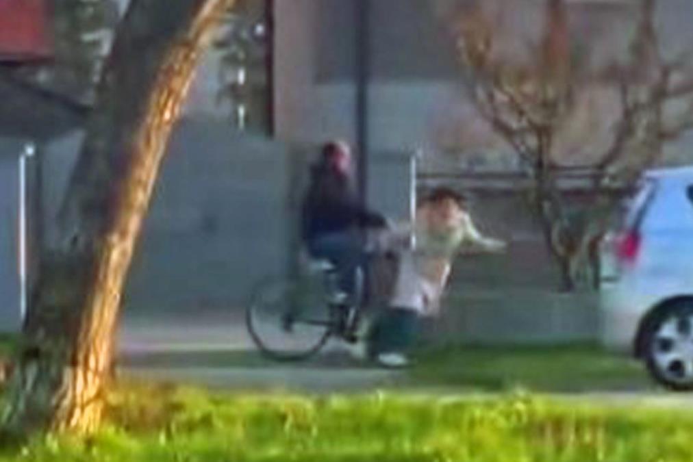 BICIKLISTA SE ZAKUCAO U ŽENU NASRED ULICE U POŽEGI! Trenutak udara zabeležen kamerom (VIDEO)