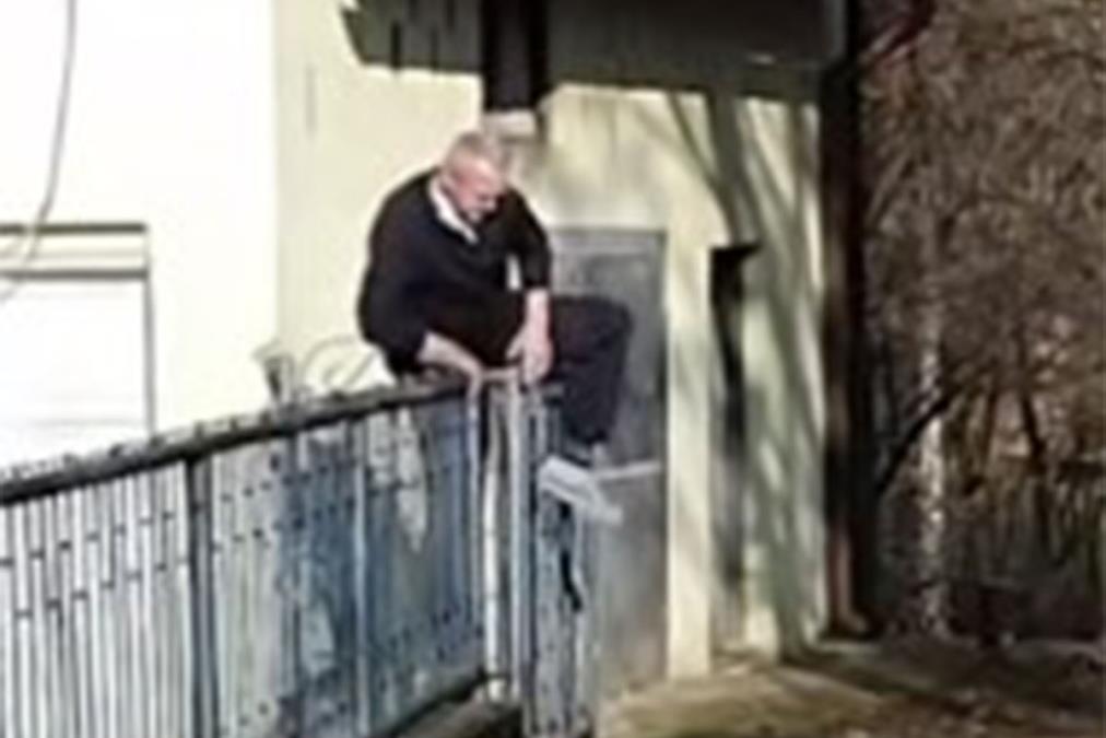 PORODICA MEHMEDOVIĆ IZ KAKNJA NA IVICI ŽIVACA ZBOG KOMŠIJE "Psuje mi dete, preti da će mi zaklati roditelje, skida se nag, zovem policiju 5 puta dnevno" (VIDEO)