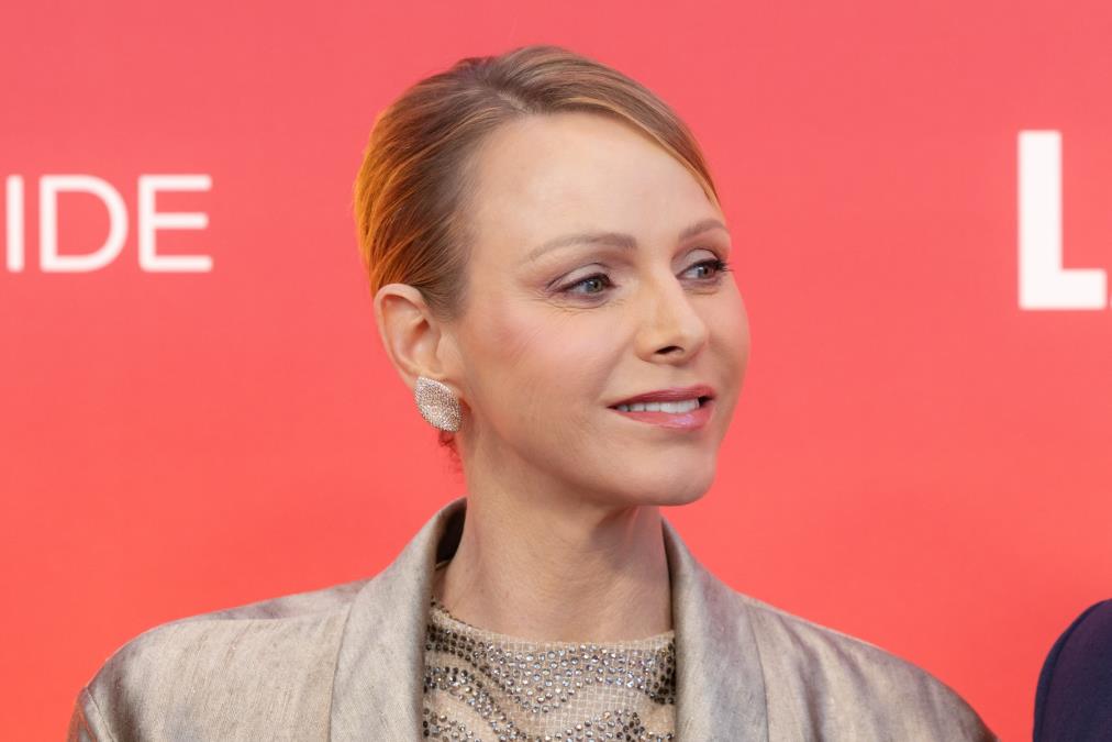 Princeza Šarlin u zlatu od glave do pete: Šik odelo mami poglede, atraktivno je i upadljivo, a tako prefinjeno!