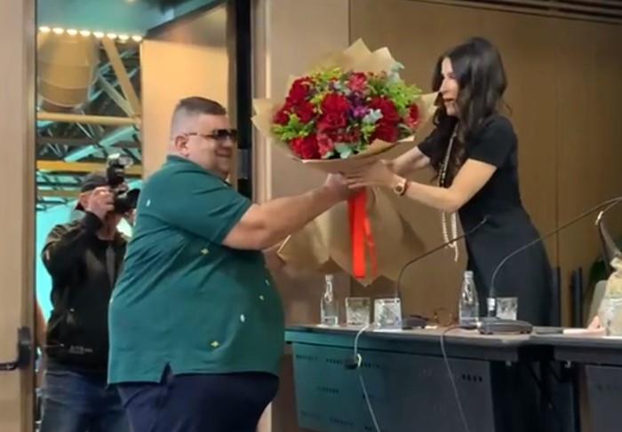 MIRKOVIĆ URUČIO SVEĆE DAKIĆKI, PA NAJAVIO SPEKTAKL: Šta košta da košta, ovo niste videli ni na Evrosongu! 