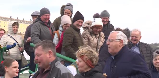 PRVI OD 400 KRUZERA OVE SEZONE UPLOVIO U NOVI SAD! Bečlije oduševljene domaćinskim dočekom s tamburicama, kolcem i lepoticama u narodnim nošnjama (FOTO/VIDEO)