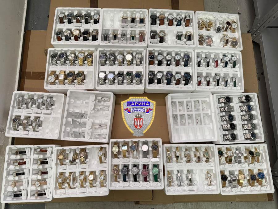 VELIKA ZAPLENA SATOVA I NAKITA NA HORGOŠU: Sprečeno krijumčarenje robe u vrednosti od 10.000 evra - evo gde ih je sakrio u autobusu