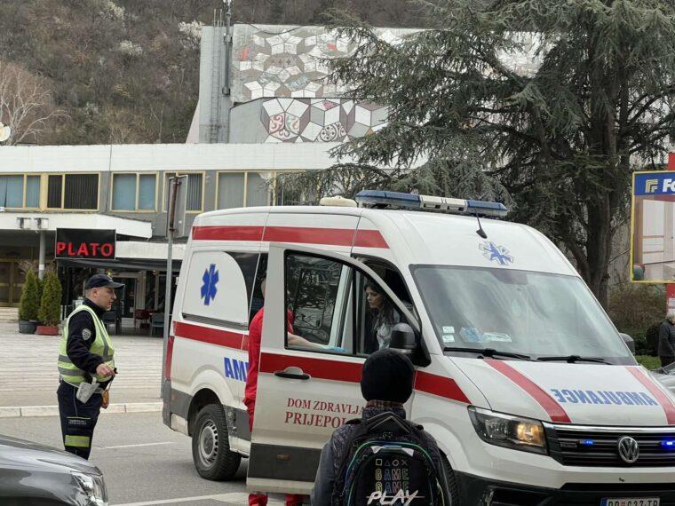 SAOBRAĆAJKA U CENTRU PRIJEPOLJA: Motor oboren na zemlju, pored putničko vozilo, na licu mesta policija i Hitna pomoć (FOTO)