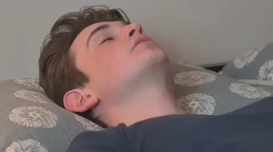 Testirao vojni metod za brže uspavljivanje, pa dobio neverovatne rezultate, u jednoj rečenici je trik (Video)