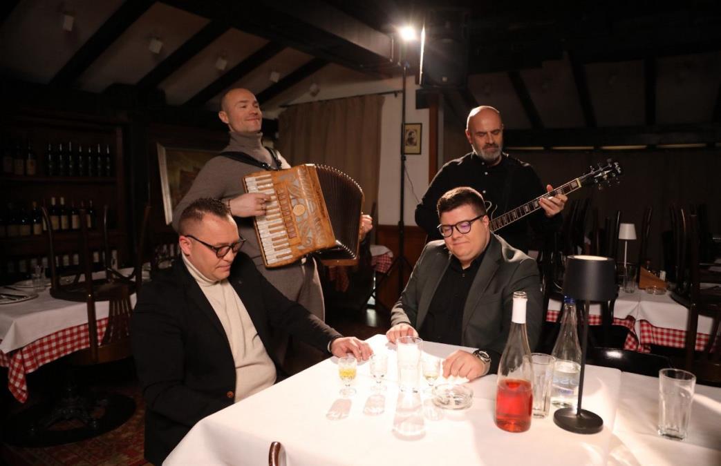 Mladi pevači zajedno sa Sofrom oživeli hit Cuneta i Tozovca (VIDEO)