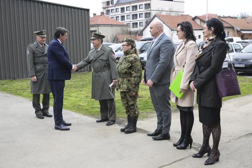 Ulaganja u zdravstvo i standard vojske: Ministar Gašić obišao Garnizonsku ambulantu u Leskovcu (FOTO)