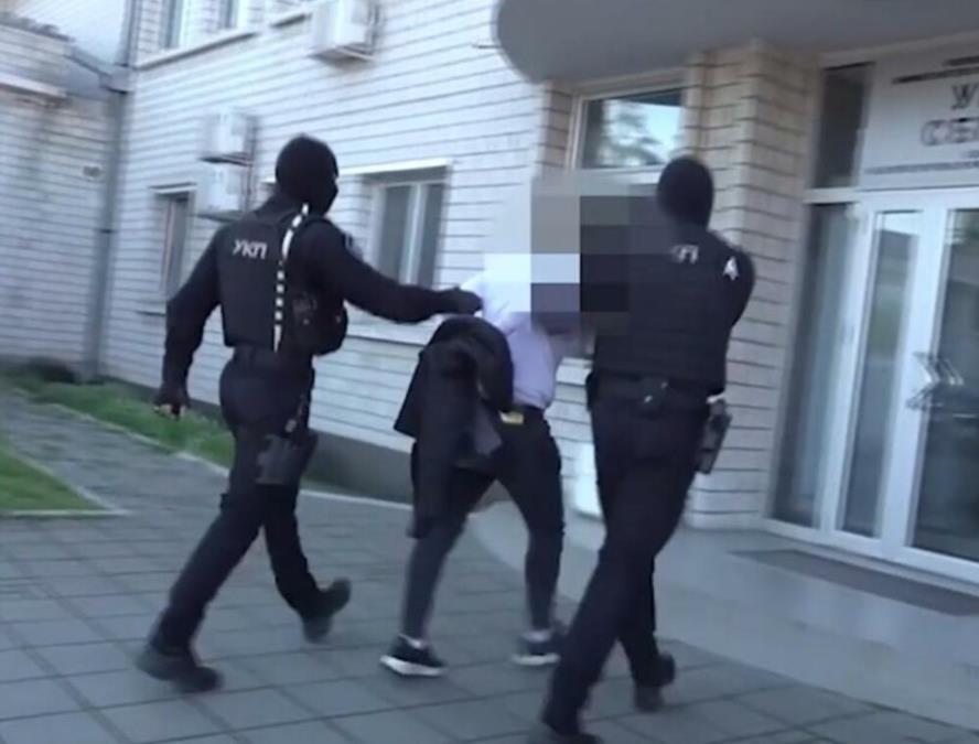 UHAPŠENO PETORO ZBOG PLAFONA KOJI SE OBRUŠIO U OSNOVNOJ ŠKOLI "KARAĐORĐE": Muljali na radovima tokom rekonstrukcije škole i prisvojili 21,8 miliona dinara?