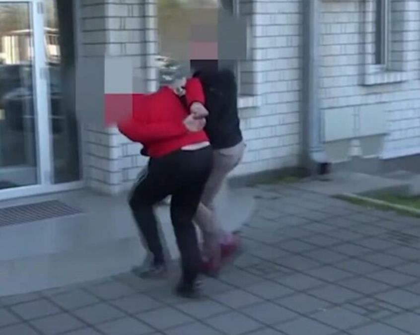 UŽAS U ZEMUNU: Muškarac (59) uhapšen zbog polnog uznemiravanja maloletne osobe u liftu zgrade!