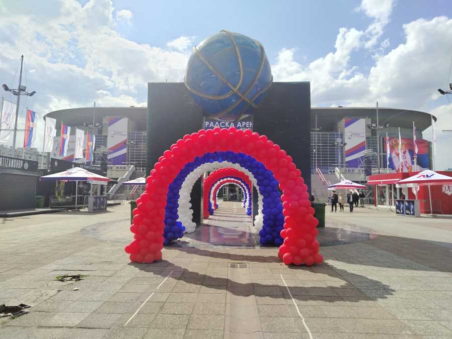 SVE SPREMNO ZA VELIKI SKUP SNS: Kapije se otvaraju u 14 časova, pogledajte kako izgleda prostor ispred Arene (FOTO)
