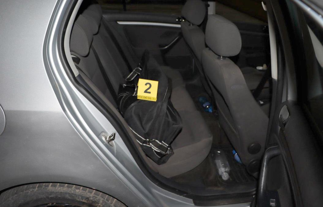 POLICIJA ZAUSTAVILA "GOLF" A ONDA KRENULA DA BROJI! Neverovatna akcija u Mladenovcu: Mladić (27) sakrio ARSENAL svuda po vozilu! (FOTO)