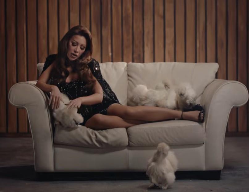 TEA U KREVETU SA KOKOŠKAMA: Jednu platila 400 evra, ovakva pernata živina se retko viđa (FOTO)