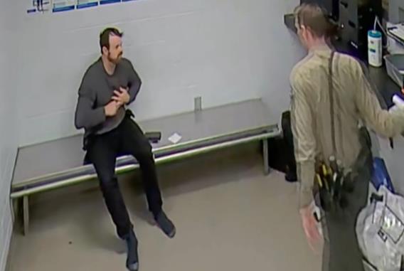 Rijaliti zvezda uhapšena zbog zlostavljanja devojčice: U pritvoru se smejao i zabavljao, otkriveni i šokantni detalji o njegovom bratu predatoru