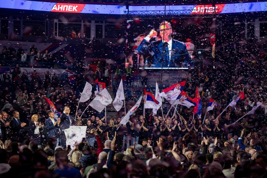 OVAKO JE GRMELO SA TRIBINE KAD JE VUČIĆ UŠAO U ARENU! Sve rekao u dve reči! Ovo dosad niste mogli da vidite ni na jednom snimku! Evo šta su mu pevali (VIDEO)